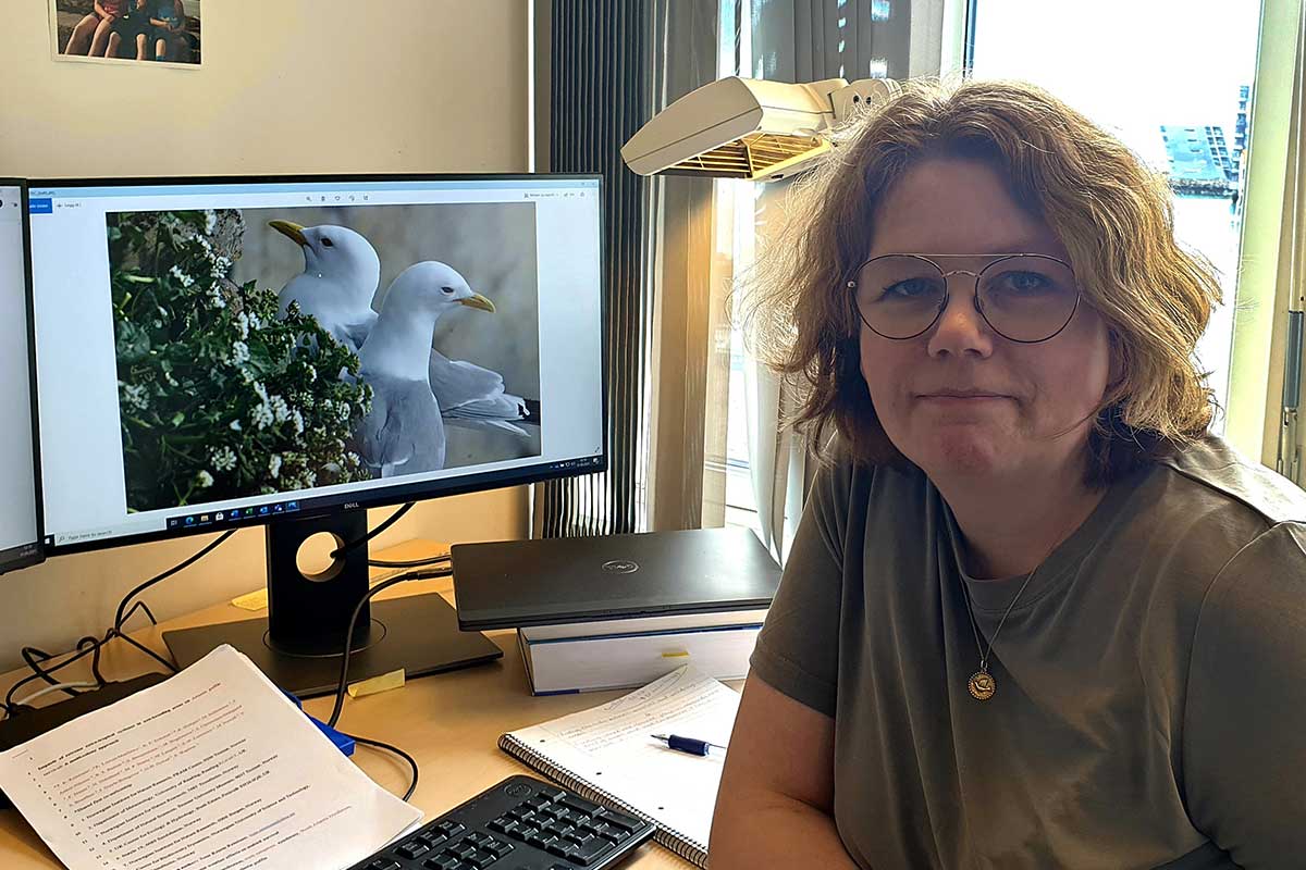 Tone Kristin Reiertsen grugleder seg til Festspillene i Nord-Norge. Da prosjektet startet i 2019 ble Tones forskning på sjøfugl presentert for kunstnerne, og da hun kom fram til krykkjene sa det «klikk», og samarbeidet startet. Foto: Helge M. Markuss