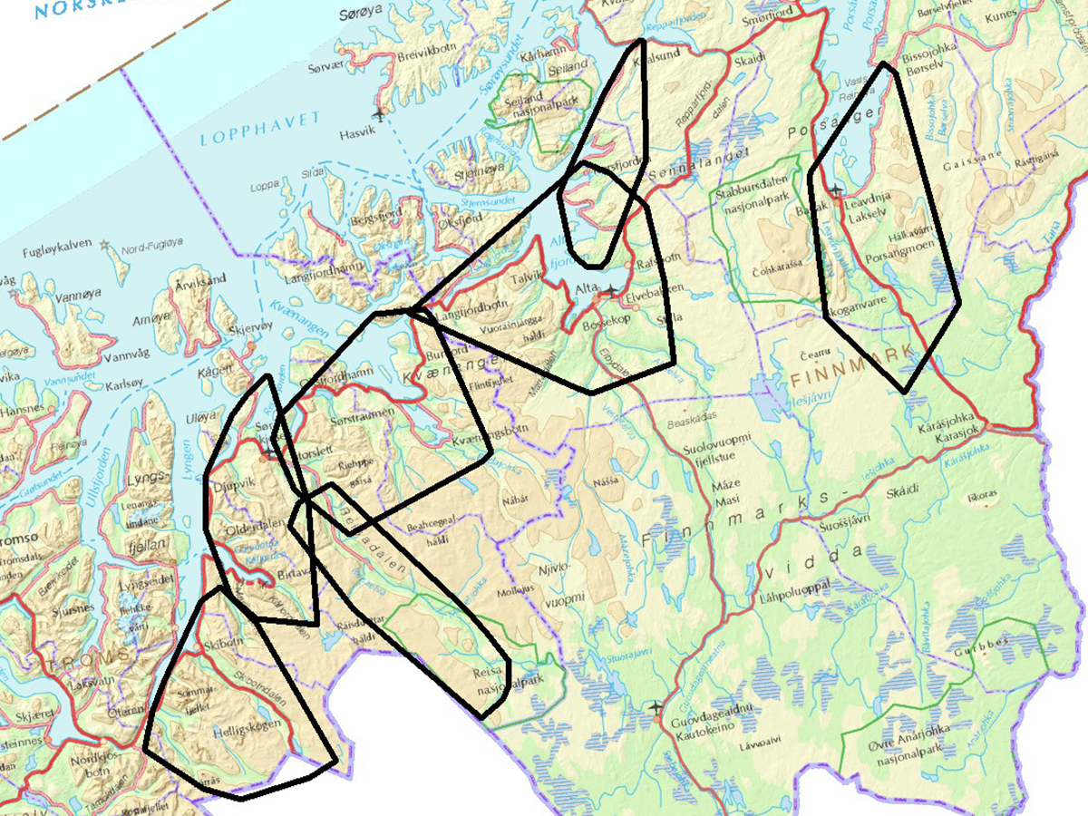 Kartet viser årlige leveområder (sorte polygon) for 7 voksne hunngauper fulgt med GPS-sendere i Troms og Finnmark 2008-2009. Illustrasjon: Scandlynx