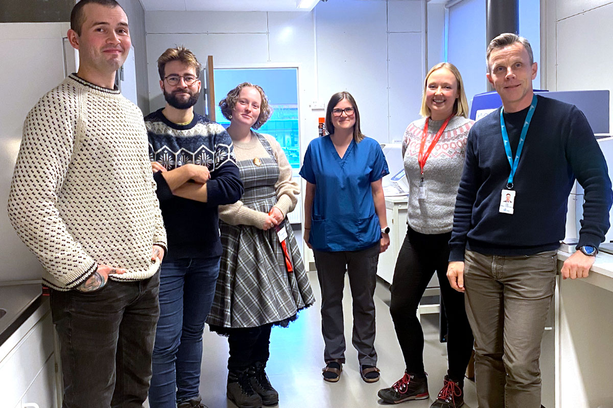 F.v. Peter Farsund, Øyvind Kjærgård Madal (UiO), Tyra Frances Lynch (UiO), Hege Brandsegg (NINA), Elise Ingvaldsen (Nord Universitet) og Frode Fossøy (NINA). Foto: Camilla Næss