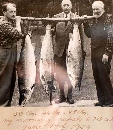 Morning catch june 17th 1939: Denne tweedkledte karen landet tre rugger i Eira i løpet av morgentimene en sommerdag i 1939, hver på over 20 kilo. Foto fra Engelskhuset Syltebø. 