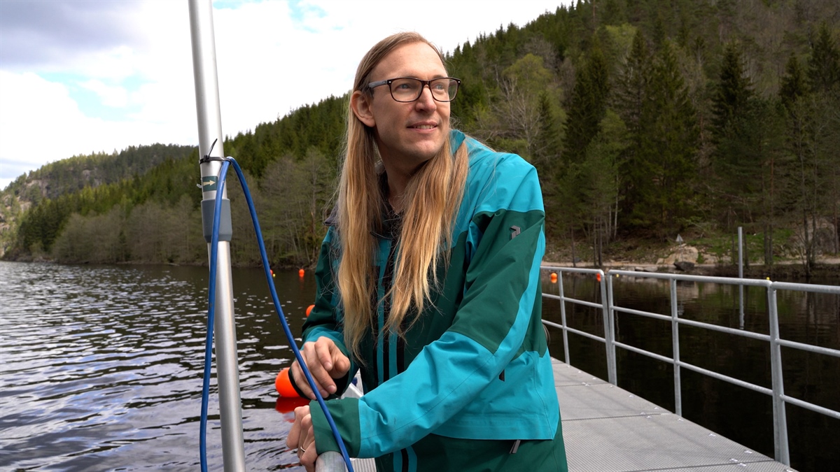HydroCen-forsker Halvor Kjærås (NTNU) har sammen med kolleger fra  NINA, SINTEF, Karlstad Universitet og DTU Aqua  kartlagt ålens bevegelser når den svømmer forbi kraftverk.