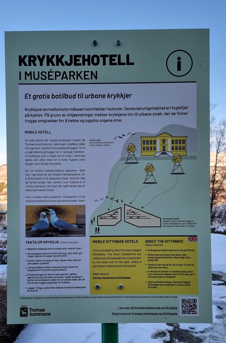 I Tromsø har kommunen laget skilt og banner med en QR-kode som gjør det mulig for forbipasserende å lese mer om prosjektet. Foto: Karl-Otto Jacobsen, NINA 