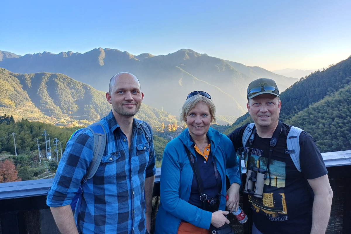  NINA-delegasjonen Jørgen Rosvold (f.v.), Dagmar Hagen og Karl-Otto Jacobsen med utsikt over fjelllandskap i Lishui. Området har et av de best bevarte fjell- og skogslandskaper i det østlige Kina.