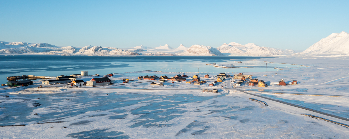 Brøggerhalvøya ved Ny-Ålesund forskningsstasjon: Det kommer mer regn vinterstid ved kysten enn i dalførene rundt Longyearbyen, spesielt når det ikke er havis på fjorden. Foto: Trine Lise Sviggum Helgerud, Norsk Polarinstitutt
