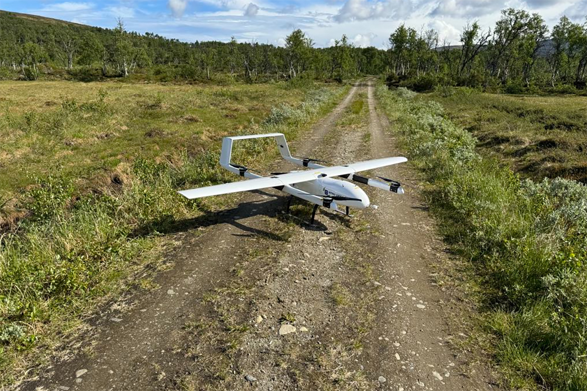 Droner kombinert med kunstig intelligens kan være framtida for å telle rein. Forskere fra NINA og NTNU er nå i gang med en pilotstudie. Foto: NINA / NTNU