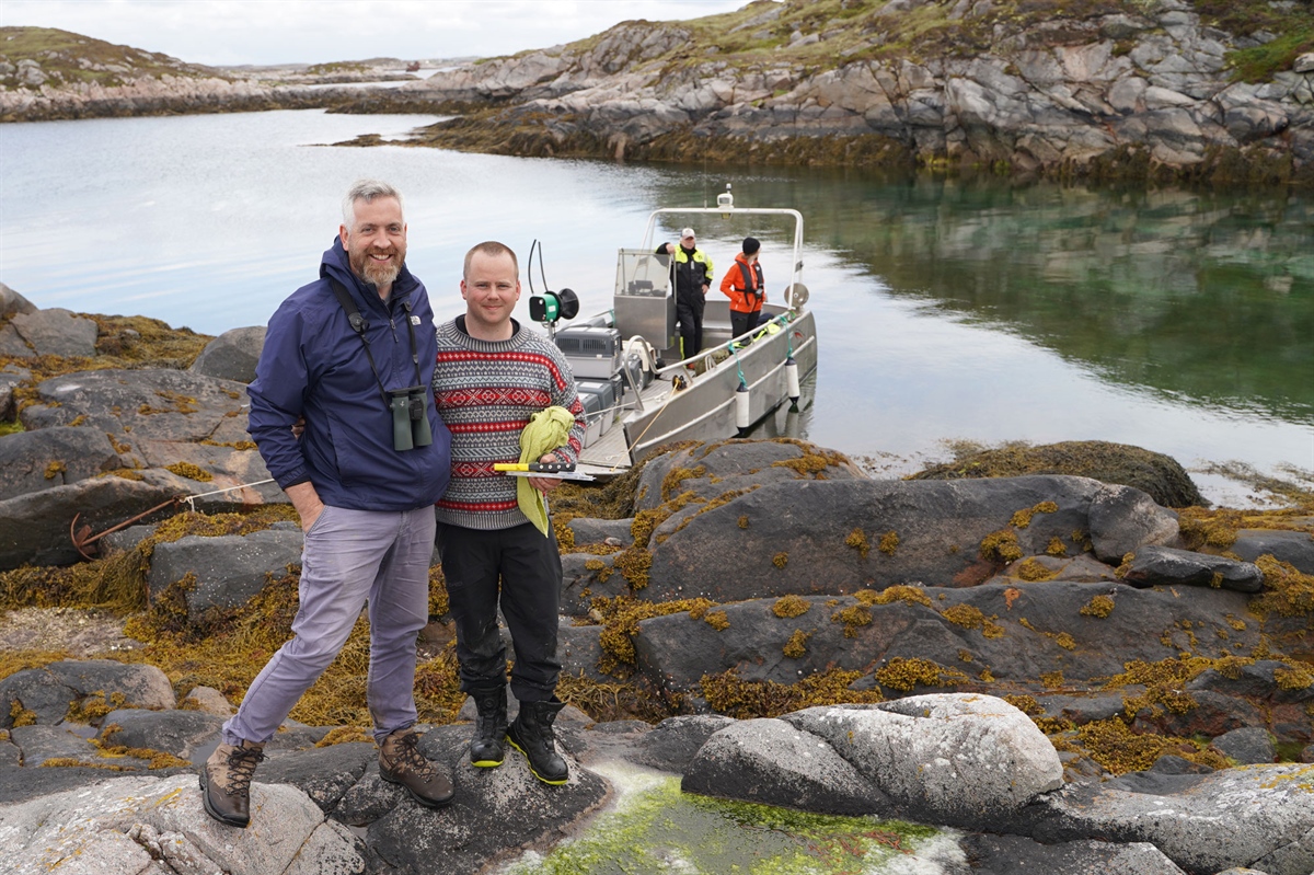 Christopher O’ Sullivan og Hans Kristian Werkland, lokal kjentmann og fugleentusiast, samler inn havørnunger på Frøya. Foto: Camilla Næss/NINA