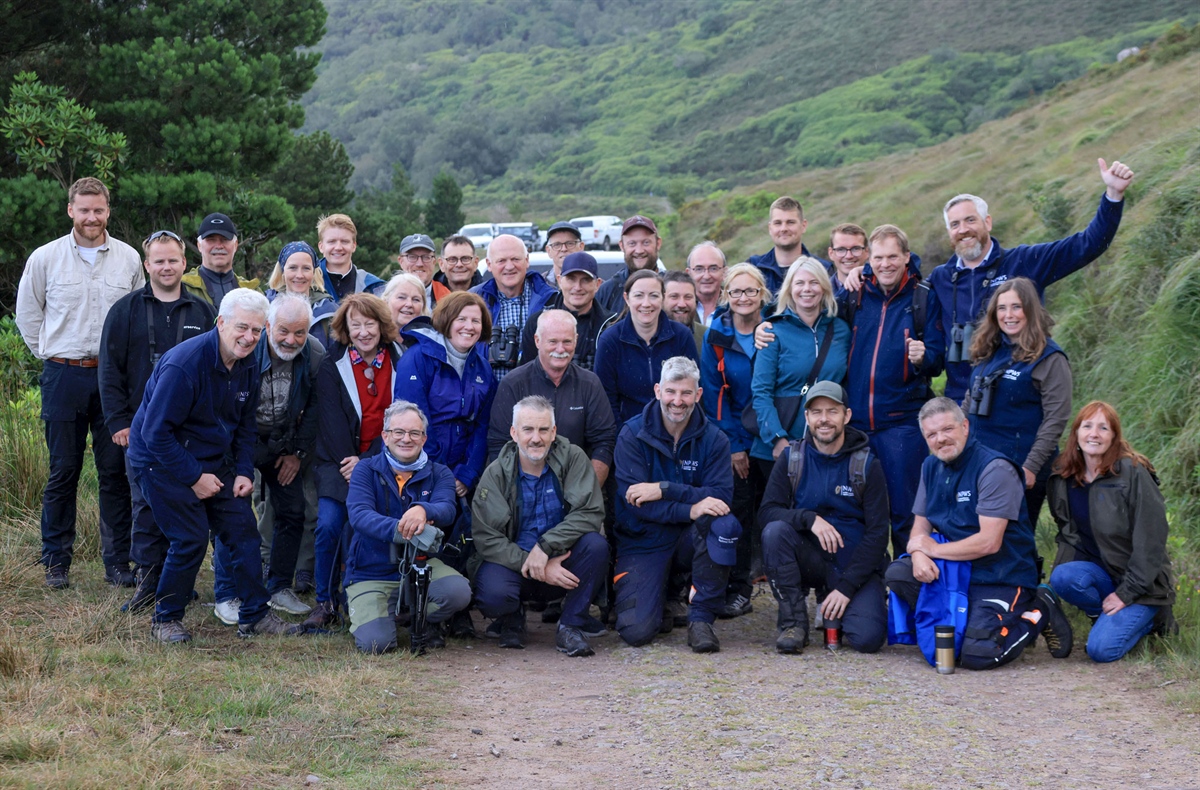 En stor begivenhet: Forskere og frivillige fra Norge var tilstede sammen med representanter fra Killarney nasjonalpark, irske myndigheter og den norske ambassaden i Irland for å overvære det siste havørnslippet i Killarney. Foto: Valerie O’Sullivan (