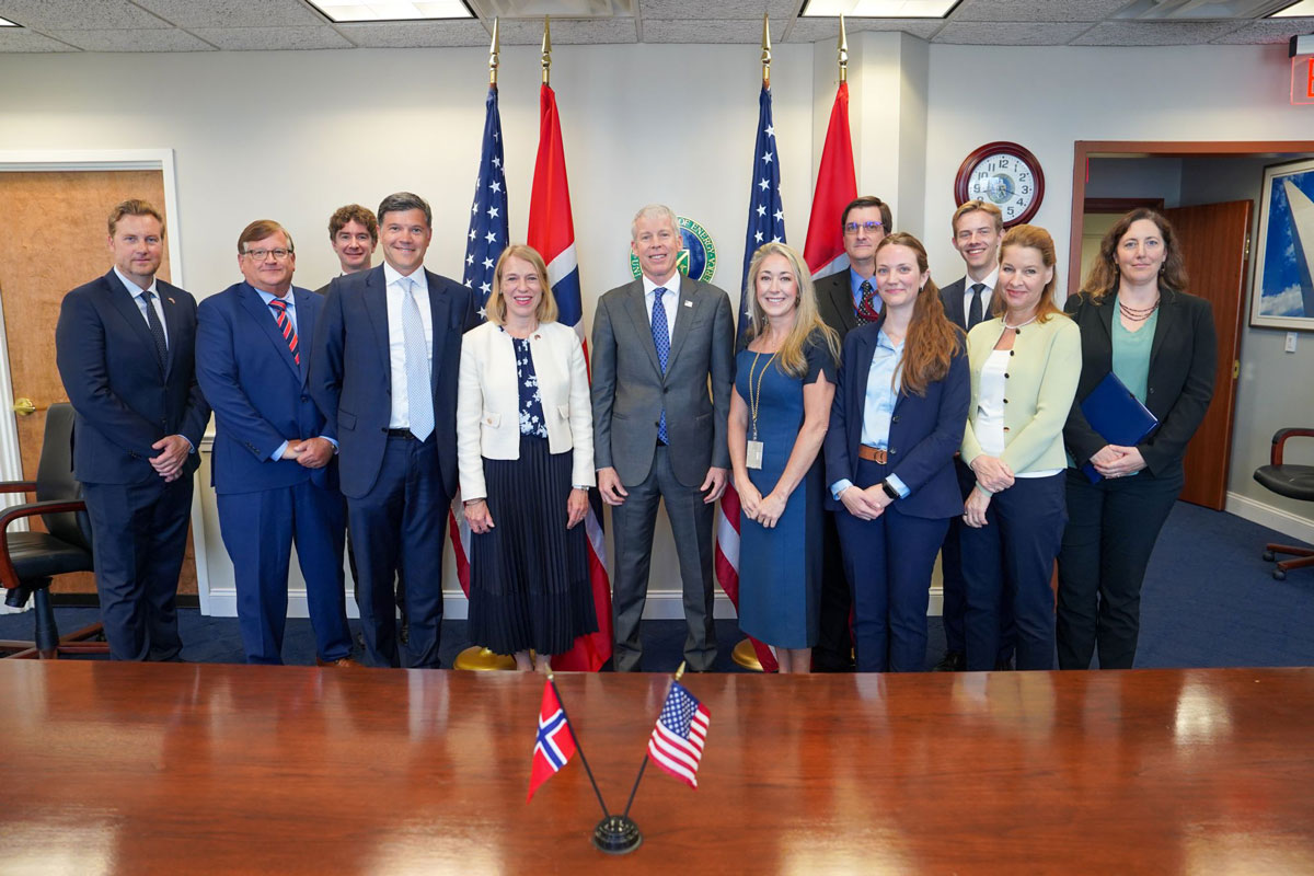 Avtalen om forskningssamarbeid på vannkraft ble signert av Norges ambassadør til USA Anniken Huitfelt og Chris Wright som representerte det amerikanske energidepartementet. Foto: Den norske ambassade i Washington D.C.