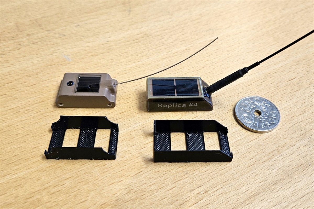 To modeller av det nyutviklede festesystemet ved siden av GPS-modellene de er tilpasset for. Foto © Erlend Lorentzen