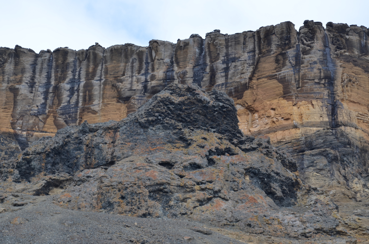 Fantastiske steinformasjoner med vulkanske bergarter innkapslet i sandstein. Foto: Dagmar Hagen / NINA.
