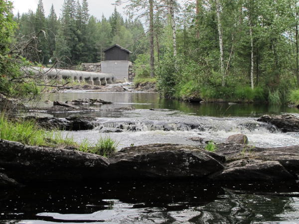 Fallselva nedenfor Linderuddammen med slipp av minstevannføring gjennom dammen. Foto.