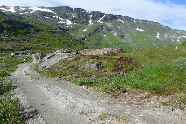 Første del av anleggsarbeidet var å markere inngrepsgrenser (se trepinner langs høyre side av bildet) og skave av vegetasjon og jord ned til berget som skulle bli steinbruddet. Foto: Dagmar Hagen, NINA