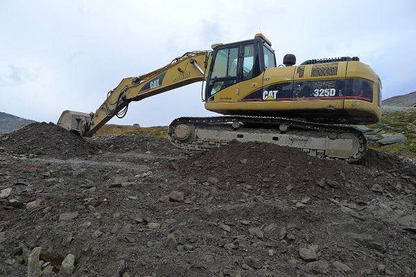 Arbeid med igjenfylling av steinbruddet med skrapstein, grus og sand. Til slutt legges organiske toppmasser og vegetasjonstorver laust oppå og det er lagt et godt grunnlag for gjenvekst av lokale plantearter og vegetasjon. Foto: Dagmar Hagen, NINA Arbeid med igjenfylling av steinbruddet med skrapstein, grus og sand. Til slutt legges organiske toppmasser og vegetasjonstorver laust oppå og det er lagt et godt grunnlag for gjenvekst av lokale plantearter og vegetasjon. Foto: Dagmar Hagen, NINA
