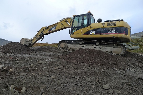 Arbeid med igjenfylling av steinbruddet med skrapstein, grus og sand. Til slutt legges organiske toppmasser og vegetasjonstorver laust oppå og det er lagt et godt grunnlag for gjenvekst av lokale plantearter og vegetasjon. Foto: Dagmar Hagen, NINA