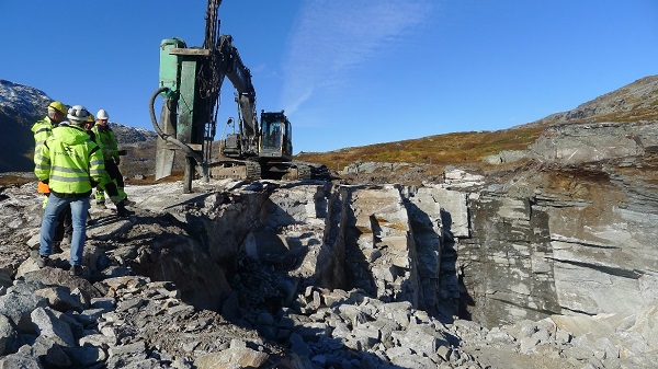Steinbruddet er i drift og det tas ut steinblokker til forsterking av dammen for å oppfylle de nye sikkerhetskravene fra NVE. Foto: Dagmar Hagen, NINA Steinbruddet er i drift og det tas ut steinblokker til forsterking av dammen for å oppfylle de nye sikkerhetskravene fra NVE. Foto: Dagmar Hagen, NINA