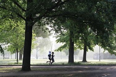 Blir det mer koronasmitte av at folk løper i parken?