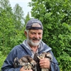 NINA-forsker Torgeir Nygård med to av fiskeørnungene som ble samlet inn. Foto: Børje Cato Moen.