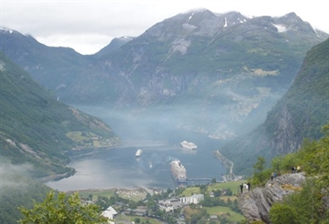 Towards a common approach to assess nature's contribution to tourism