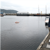 Seniorforsker Frode Fossøy og overingeniør Rolf Sivertsgård i NINA tester dronen Pamela i havnebassenget på Brattøra i Trondheim. Foto: Andrea Faltynkova / F&Z Solutions. 