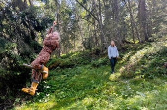 Barn bytter ut lek i skogen med skjerm