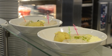 Smaker sei som har spist laksepellets forskjellig fra annen sei?