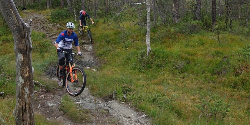 Sykling sliter på vått terreng