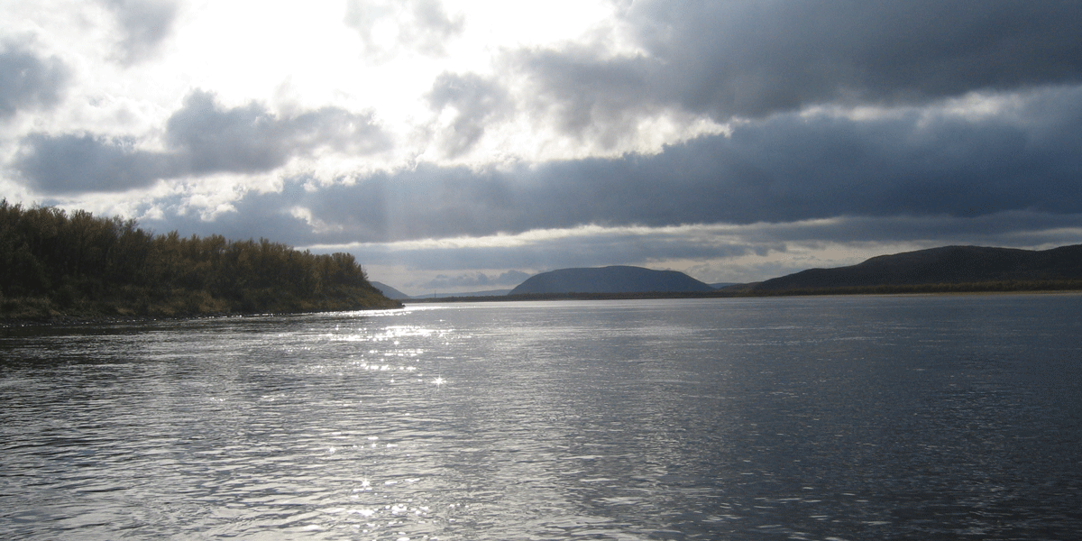 Nederst i Tanaelva. De som fisker her fisker på alle laksebestandene i vassdraget. Foto © Sturla Brørs