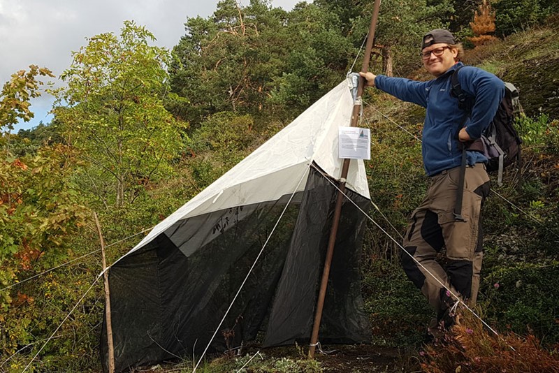 Anders Endrestøl ved en malaisefelle satt opp for insektinnsamling i 2018. Foto © Rannveig Jacobsen/NINA