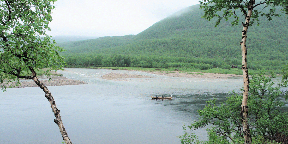 Båtfiske i Tanaelva ved sideelva Leavvajohka. Foto © Sturla Brørs